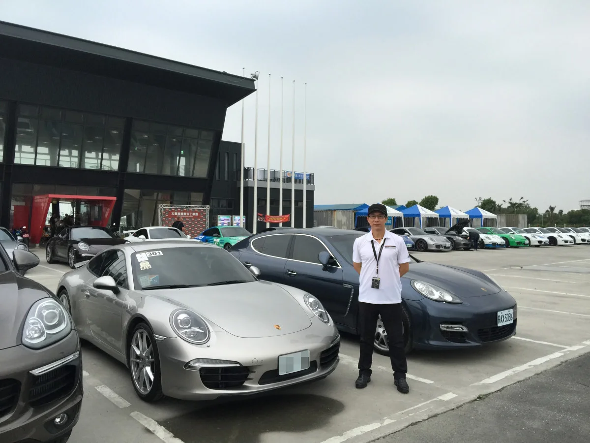 在「大鵬灣小型賽車場」外留下一張照片。