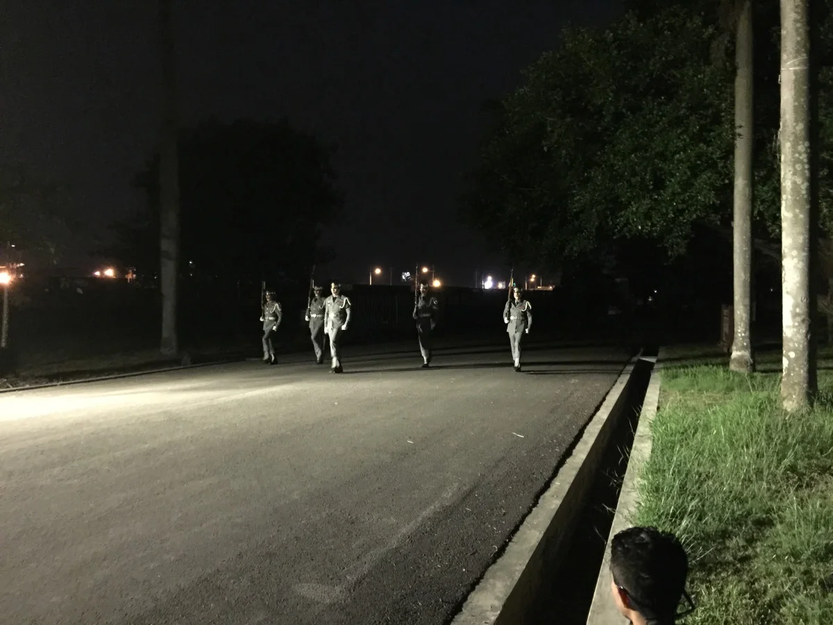 晚餐前的驚喜！空軍儀隊操槍表演，個個體格挺拔，臉帥不帥？遠遠的看不清楚，但是軍服穿起來就是好看。