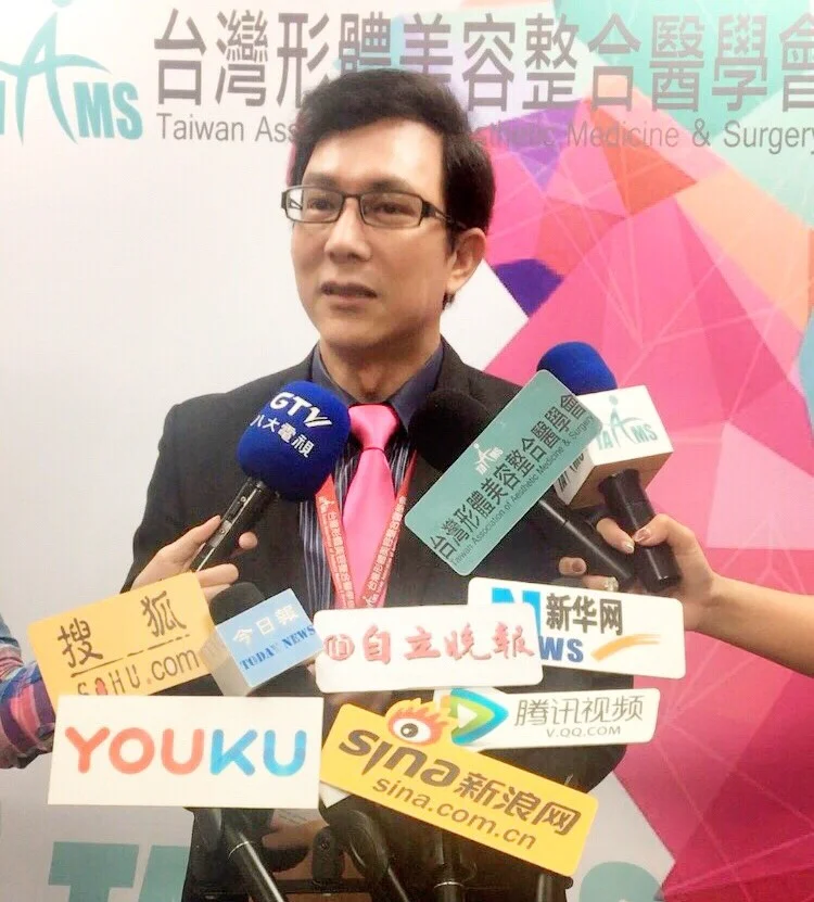 自體脂肪隆乳手術演示會議後接受媒體採訪 自體脂肪隆乳手術演示會議後接受媒體採訪