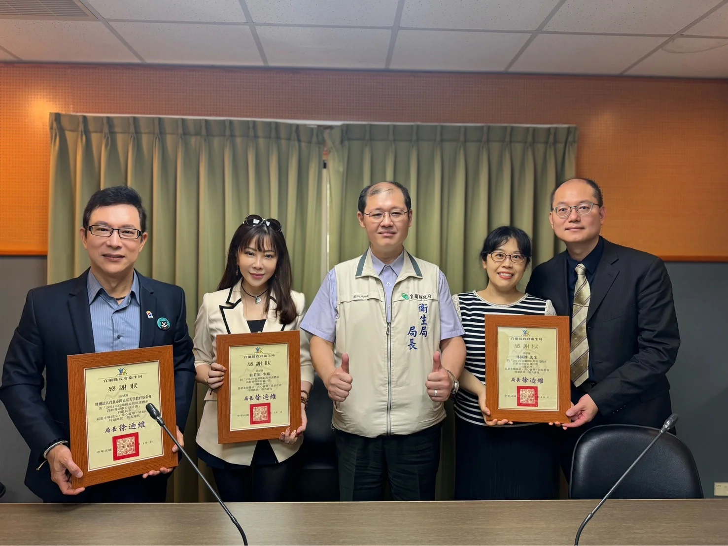邱正宏醫師受邀宜蘭縣政府長照公益公車專案致贈感謝狀 4 邱正宏醫師受邀宜蘭縣政府長照公益公車專案致贈感謝狀
